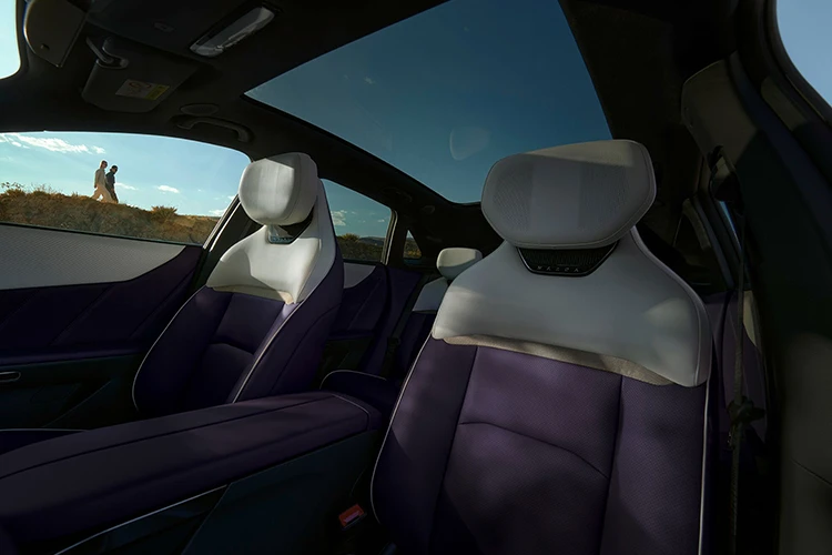 Mazda CX-6e PANORAMIC SUNROOF WITH ELECTRIC SUNSHADE 全景式天窗配備電動遮陽簾